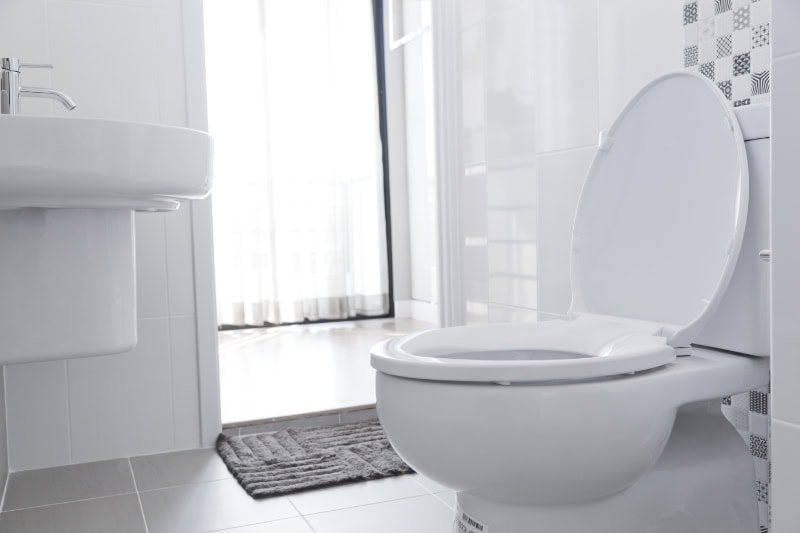 5 Benefits of a Plumbing Maintenance Plan. Photo of a white bathroom.